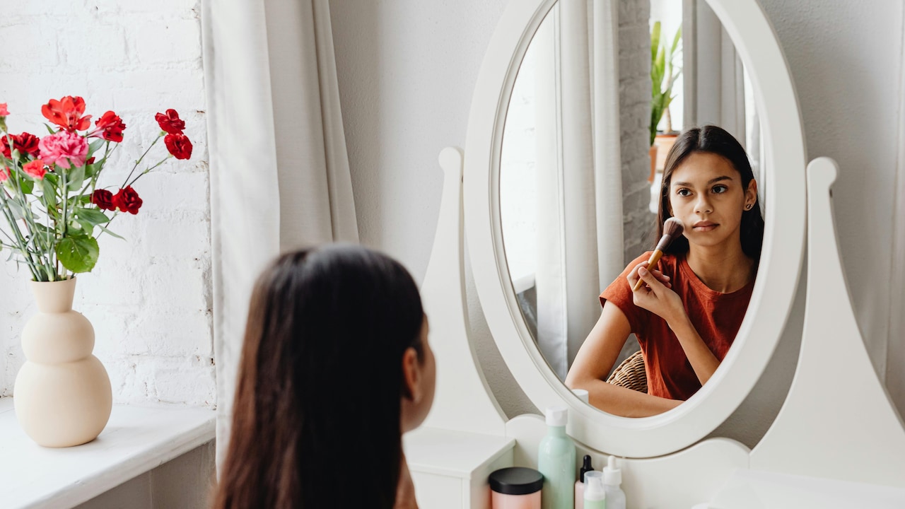 Learn 5 important things about cream vs powder makeup for monsoon