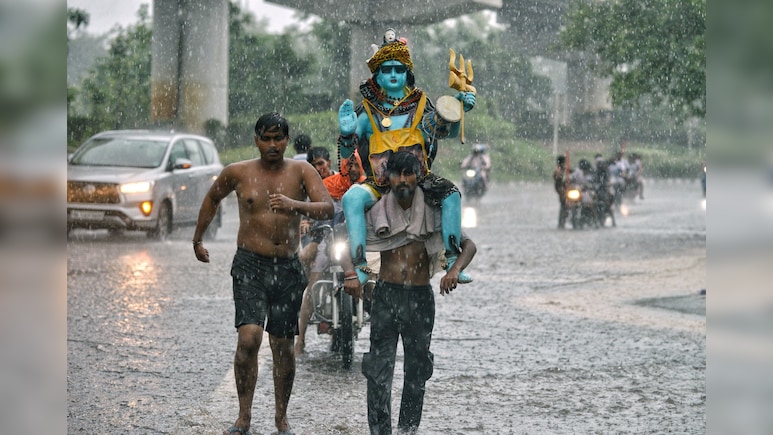सावन शिवरात्रि: अपने भोले को जल चढ़ाने के लिए देखिए कांवड़ियों की दौड़ सावन शिवरात्रि: अपने भोले को जल चढ़ाने के लिए देखिए कांवड़ियों की दौड़
