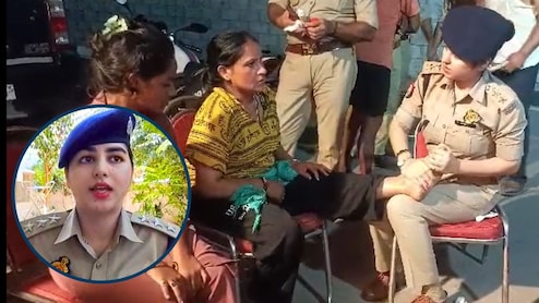 DSP Rishika Singh News: कांवड़ियों के पैर दबा रहीं ये पुलिस अफसर कौन हैं? वीडियो वायरल, अखिलेश ने भी की तारीफ