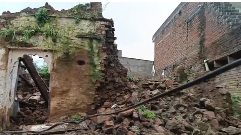 Gwalior के भितरवार में भरभराकर गिरा पुराना मकान, बाल-बाल बचा परिवार, मलबे में दबने से मवेशी की मौत