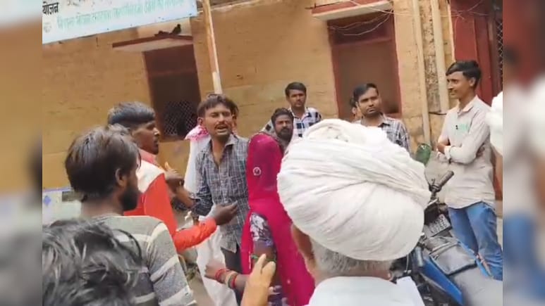 Viral Video: हॉस्पिटल में लड़की को अश्लील वीडियो दिखा रहा था युवक, भीड़ ने घेरकर कर दी पिटाई
