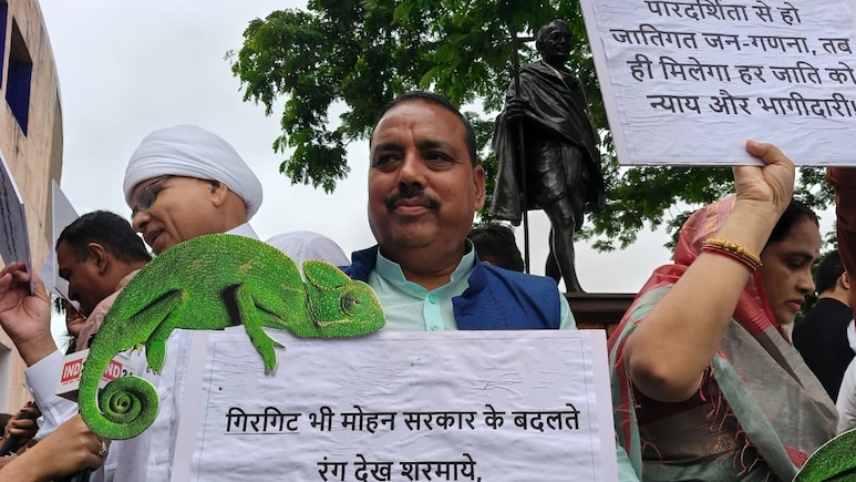 OBC आरक्षण को लेकर कांग्रेस का विरोध प्रदर्शन, हाथों में प्रतीकात्मक गिरगिट लेकर विधानसभा पहुंचे विपक्षी नेता OBC आरक्षण को लेकर कांग्रेस का विरोध प्रदर्शन, हाथों में प्रतीकात्मक गिरगिट लेकर विधानसभा पहुंचे विपक्षी नेता