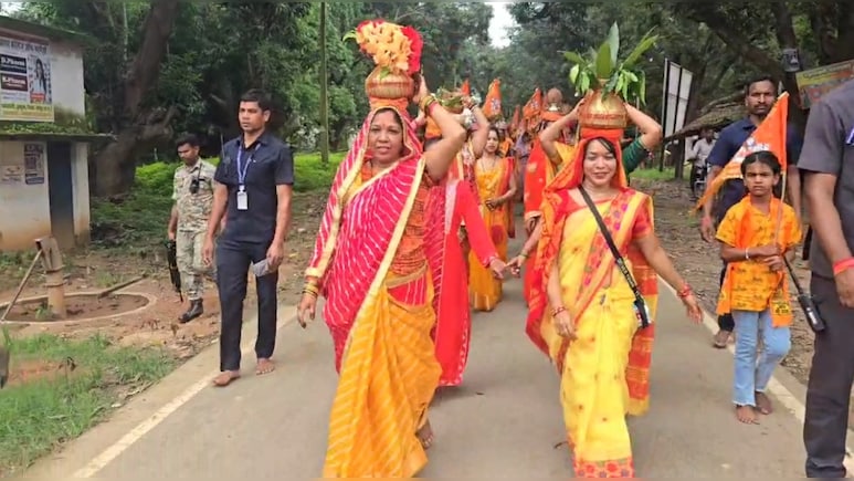 कांवड़ यात्रा में शामिल हुईं CM साय की पत्नी कौशल्या साय, सिर पर कलश रख 7 किमी तक चलीं नंगे पैर