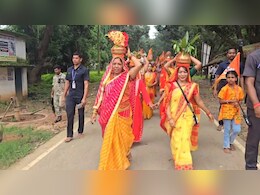 कांवड़ यात्रा में शामिल हुईं CM साय की पत्नी कौशल्या साय, सिर पर कलश रख 7 किमी तक चलीं नंगे पैर कांवड़ यात्रा में शामिल हुईं CM साय की पत्नी कौशल्या साय, सिर पर कलश रख 7 किमी तक चलीं नंगे पैर