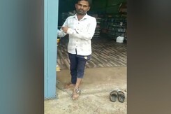 Man Chained To Iron Pole Over Rs. 20,000 Loan In Karnataka Man Chained To Iron Pole Over Rs. 20,000 Loan In Karnataka