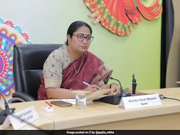 Rekha Gupta Relaunches Special Bus For Delhi University Students Rekha Gupta Relaunches Special Bus For Delhi University Students
