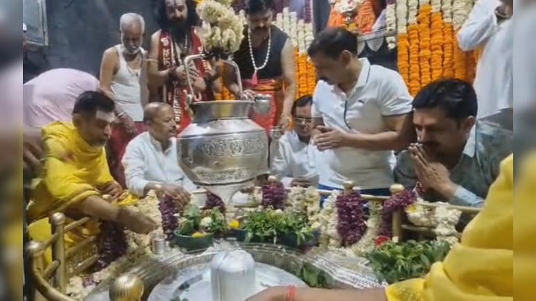 Shravan Somvar 2025: नमामि शंभो! श्रावणी सोमवारनिमित्त शिवमंदिरांमध्ये अलोट गर्दी, राज्यभरातील अपडेट वाचा क्लिकवर.. Shravan Somvar 2025: नमामि शंभो! श्रावणी सोमवारनिमित्त शिवमंदिरांमध्ये अलोट गर्दी, राज्यभरातील अपडेट वाचा क्लिकवर..