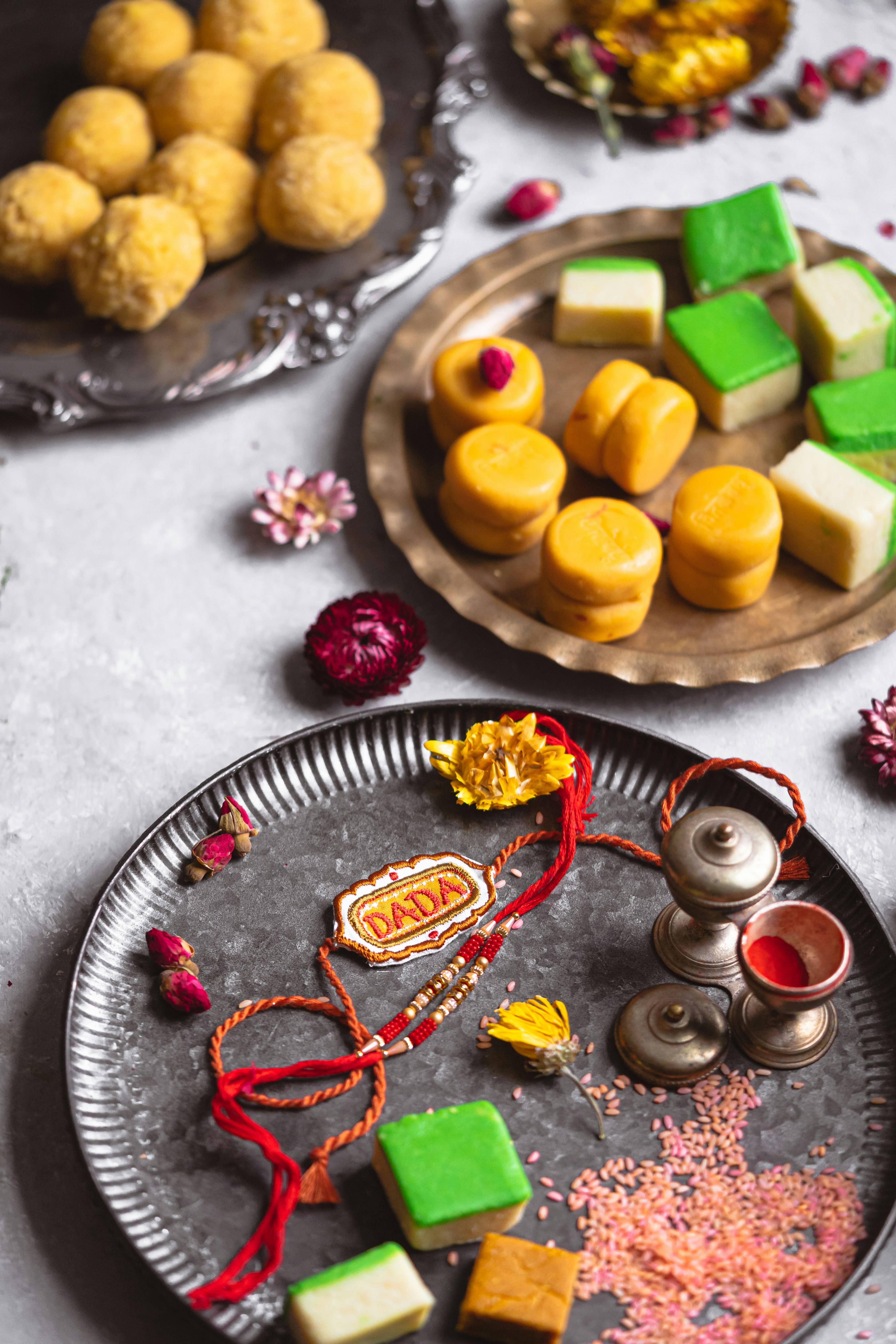 Sale Sale Sale: जल्दी करें! Raksha Bandhan के लिए Gift Hampers, Mithai, Chocolates खरीदें आधे से भी कम कीमत पर