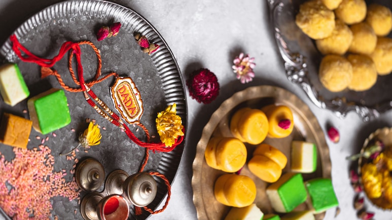 Sale Sale Sale: जल्दी करें! Raksha Bandhan के लिए Gift Hampers, Mithai, Chocolates खरीदें आधे से भी कम कीमत पर Sale Sale Sale: जल्दी करें! Raksha Bandhan के लिए Gift Hampers, Mithai, Chocolates खरीदें आधे से भी कम कीमत पर