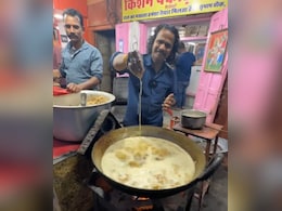 This Street Vendor In Jaipur Is Nicknamed "Iron Man <i>Pakodi Wala"</i> - Here's Why This Street Vendor In Jaipur Is Nicknamed "Iron Man <i>Pakodi Wala"</i> - Here's Why
