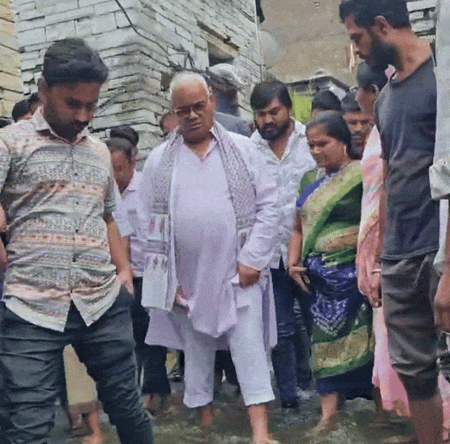 कोटा में भारी बारिश से बिगड़े हालात, मदन दिलावर ने पैदल चलकर तालाब में तब्दील सड़कों का किया निरीक्षण