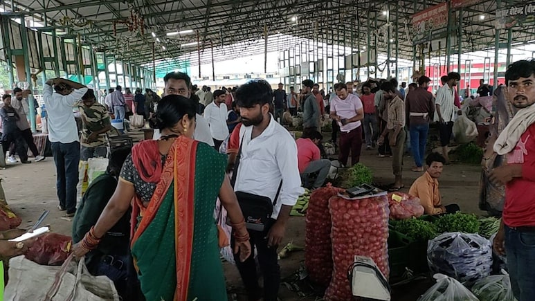 Vegetable Prices Hike: सब्जियों के दाम छू रहे हैं आसमान, किसानों ने जताईं खुशी... ग्राहक हो रहे परेशान