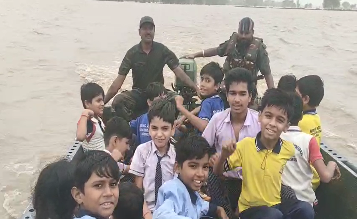 Shivpuri: 36 घंटे बाद बच्चों के चेहरे पर आयी मुस्कान, बाढ़ में फंसे पीड़ितों का सेना ने किया सफल रेस्क्यू
