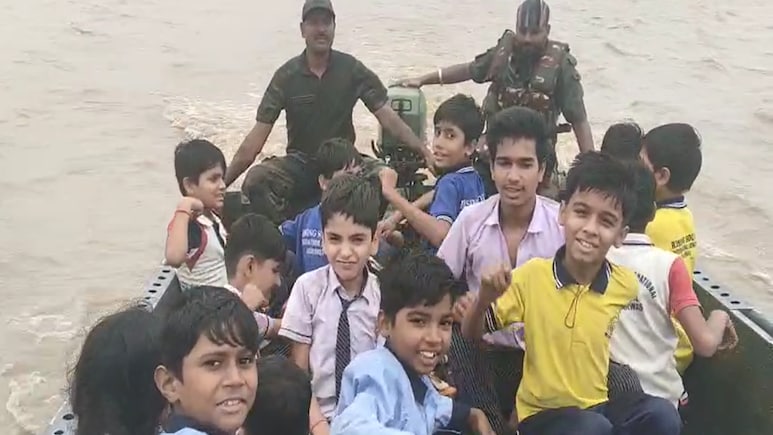 MP: हाईटेंशन तार टूटा, नदी में फैला करंट! बाढ़ प्रभावित इलाकों में रेस्क्यू ऑपरेशन जारी 