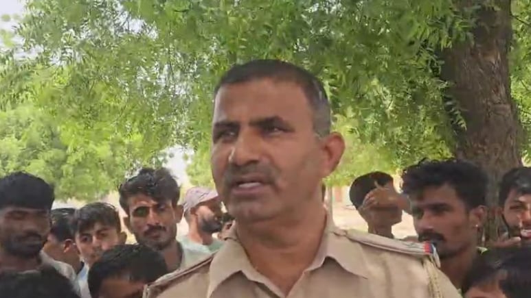 टीचर छठी कक्षा की छात्राओं से करता था छेड़छाड़, आधा दर्जन बच्चियों ने स्कूल जाना छोड़ा टीचर छठी कक्षा की छात्राओं से करता था छेड़छाड़, आधा दर्जन बच्चियों ने स्कूल जाना छोड़ा