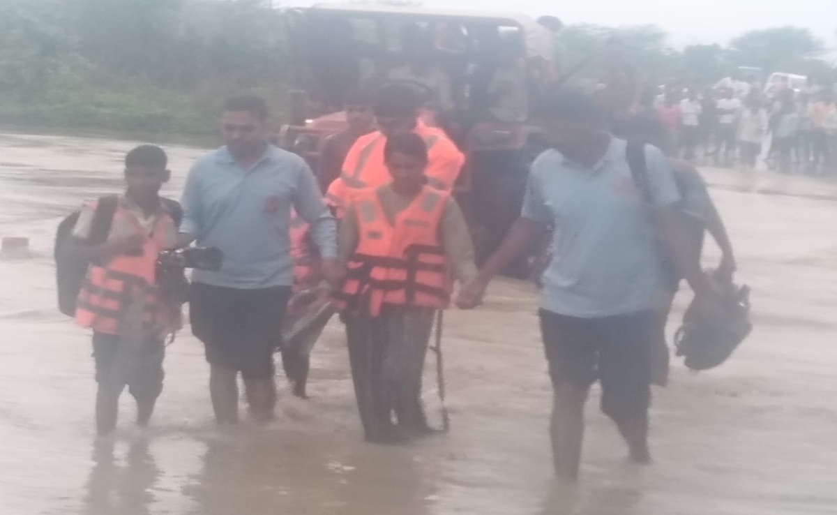 Heavy Rain: शिवपुरी में जनजीवन बेहाल; स्कूल गए बच्चे और टीचर पानी में फंसे, SDERF ने किया रेस्क्यू