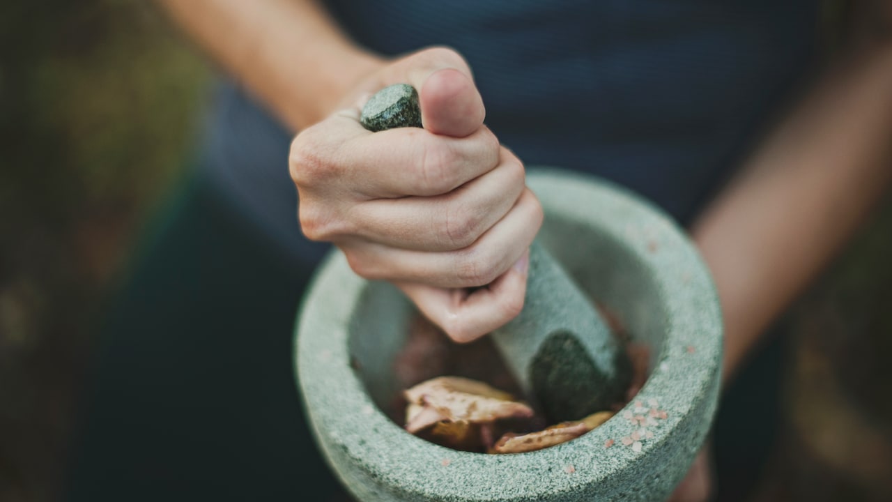 Stone rollers in wet grinders replicate the texture of sil batta grinding.