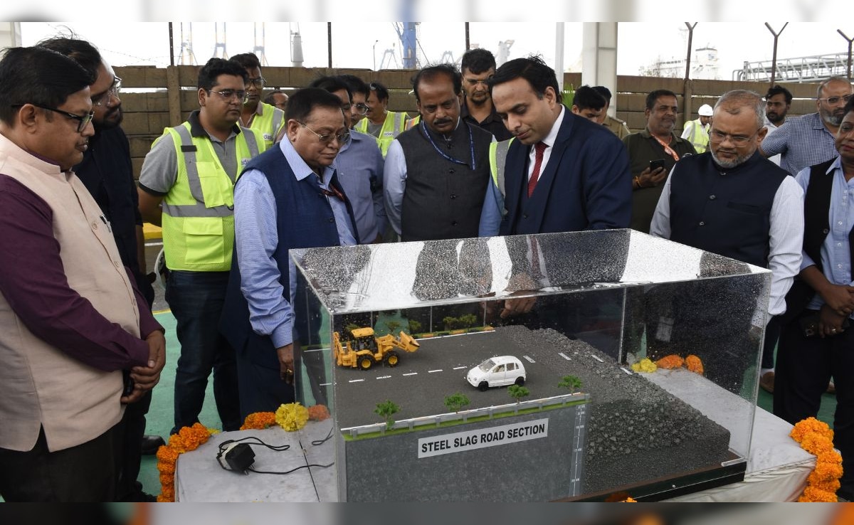 इस रोड में प्रोसेस्ड स्टील स्लैग एग्रीगेट्स का इस्तेमाल हुआ है, जो स्टील निर्माण के दौरान निकलने वाला वेस्ट प्रोडक्ट है. इस रोड में प्रोसेस्ड स्टील स्लैग एग्रीगेट्स का इस्तेमाल हुआ है, जो स्टील निर्माण के दौरान निकलने वाला वेस्ट प्रोडक्ट है.