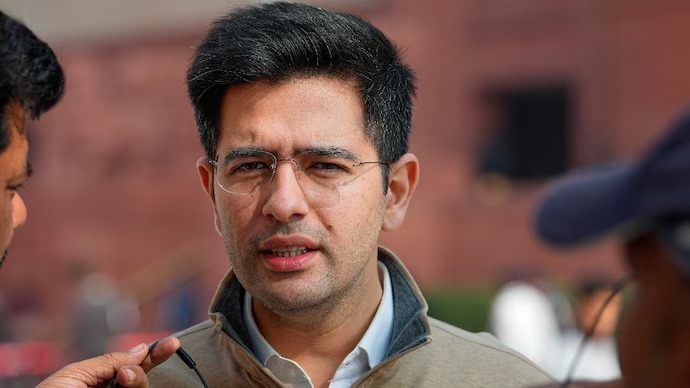 कपिल शर्मा की शूटिंग के दौरान बिगड़ी राघव चड्ढा की मां की तबीयत, अब हालत सामान्य