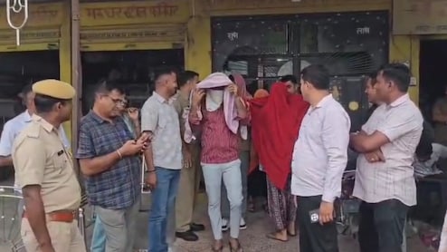 DST टीम की बड़ी कार्रवाई... स्पा सेंटर की आड़ में चल रहा था देह व्यापार, 2 युवक और 8 युवतियां डिटेन