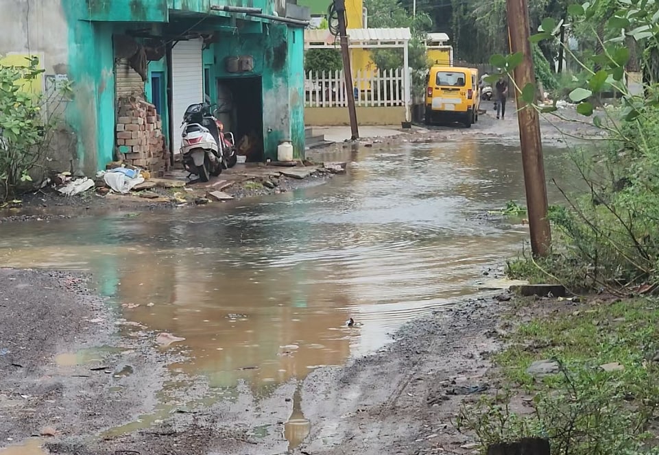 बारिश के पानी में बह गया डामर बारिश के पानी में बह गया डामर