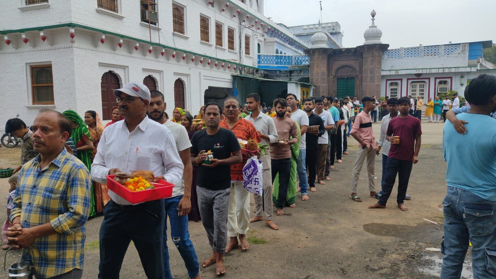 सावन के पहले सोमवार को रीवा के महामृत्युंजय मंदिर में पूजा करने के लिए भक्तों का सैलाब उमड़ पड़ा. सावन के पहले सोमवार को रीवा के महामृत्युंजय मंदिर में पूजा करने के लिए भक्तों का सैलाब उमड़ पड़ा.