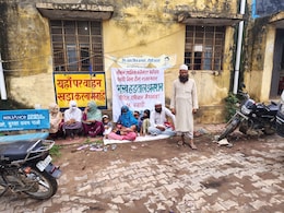Rajasthan: जमीन बचाने के लिए छोटे बच्चों के साथ भूख हड़ताल पर बैठा परिवार, कोर्ट के स्टे के बाद भी जमीन पर दबंगों का कब्जा Rajasthan: जमीन बचाने के लिए छोटे बच्चों के साथ भूख हड़ताल पर बैठा परिवार, कोर्ट के स्टे के बाद भी जमीन पर दबंगों का कब्जा