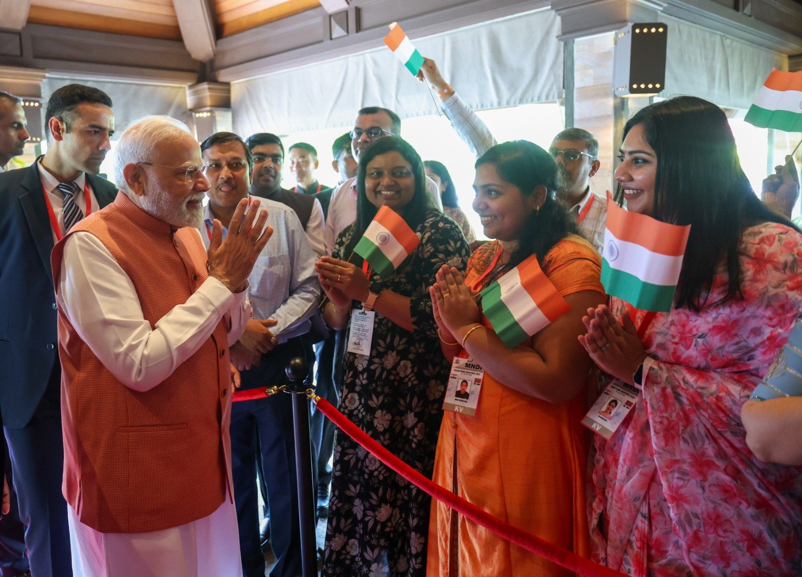 हाथों में तिंरगा, चेहरे पर मुस्कान... मालदीव में भारतीय मूल के लोगों से मिले PM मोदी, राजधानी में जगह-जगह लगे पोस्टर