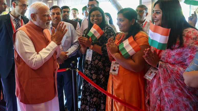 हाथों में तिंरगा, चेहरे पर मुस्कान... मालदीव में भारतीय मूल के लोगों से मिले PM मोदी, राजधानी में जगह-जगह लगे