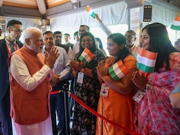हाथों में तिंरगा, चेहरे पर मुस्कान... मालदीव में भारतीय मूल के लोगों से मिले PM मोदी, राजधानी में जगह-जगह लगे हाथों में तिंरगा, चेहरे पर मुस्कान... मालदीव में भारतीय मूल के लोगों से मिले PM मोदी, राजधानी में जगह-जगह लगे