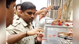 Khatushyamji: सीकर में कार्यभार संभालने से पहले SP ने खाटूश्यामजी के दरबार में नवाया शीश, बाबा से की खुशहाली की कामना
