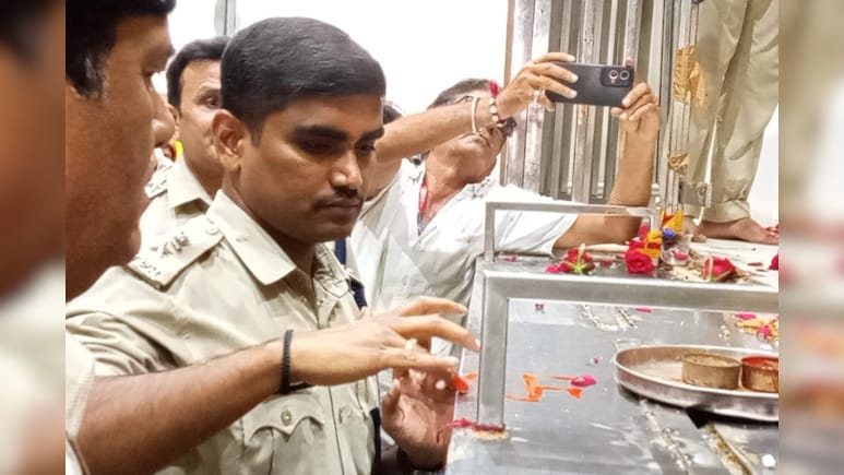 Khatushyamji: सीकर में कार्यभार संभालने से पहले SP ने खाटूश्यामजी के दरबार में नवाया शीश, बाबा से की खुशहाली की कामना Khatushyamji: सीकर में कार्यभार संभालने से पहले SP ने खाटूश्यामजी के दरबार में नवाया शीश, बाबा से की खुशहाली की कामना
