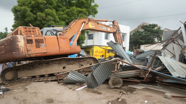 Pune News: हिंजवडी घेणार मोकळा श्वास; वाहतूक कोंडी कमी करण्यासाठी PMRDA ने १६६ अतिक्रमणे हटवली Pune News: हिंजवडी घेणार मोकळा श्वास; वाहतूक कोंडी कमी करण्यासाठी PMRDA ने १६६ अतिक्रमणे हटवली