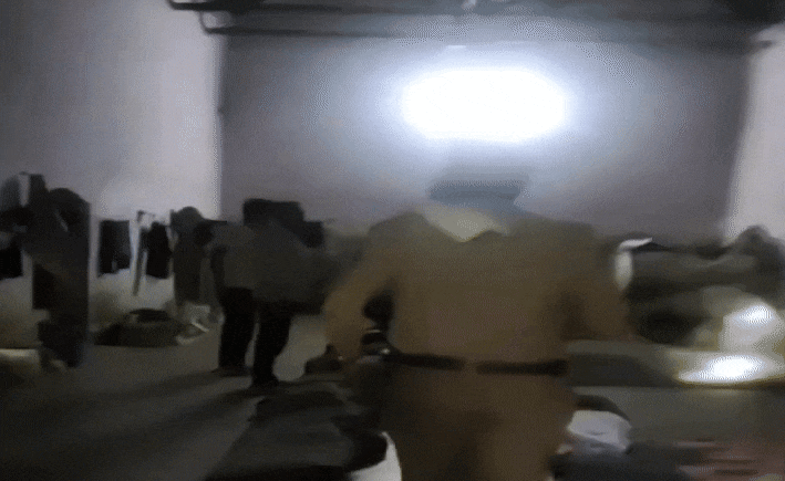 Rajasthan: टोंक जेल की बैरक में आ गया कोबरा सांप, देखते ही कैदियों के हाथ-पांव फूले Rajasthan: टोंक जेल की बैरक में आ गया कोबरा सांप, देखते ही कैदियों के हाथ-पांव फूले