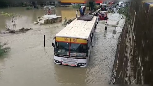 Rajasthan: रोडवेज बस ड्राइवर ने यात्र‍ियों की जान जोख‍िम में डाला, मना करने के बाद भी तेज बहाव में उतारी बस