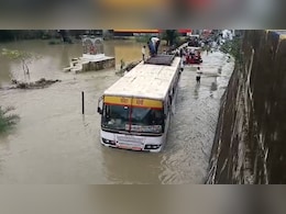 Rajasthan: रोडवेज बस ड्राइवर ने यात्रियों की जान जोखिम में डाला, मना करने के बाद भी तेज बहाव में उतारी बस Rajasthan: रोडवेज बस ड्राइवर ने यात्रियों की जान जोखिम में डाला, मना करने के बाद भी तेज बहाव में उतारी बस