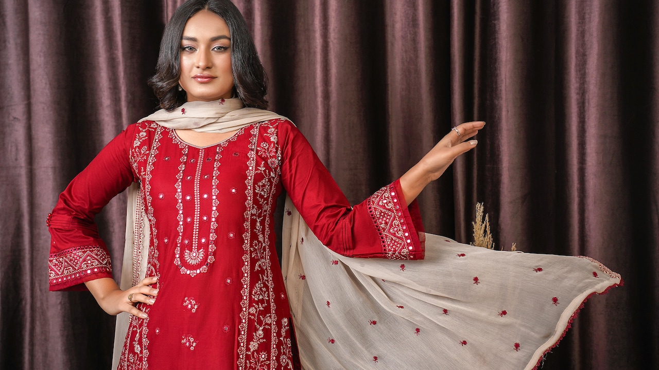 Flaunt your desi fashion on this Raksha Bandhan with anarkali suit sets under 1500 on Myntra
