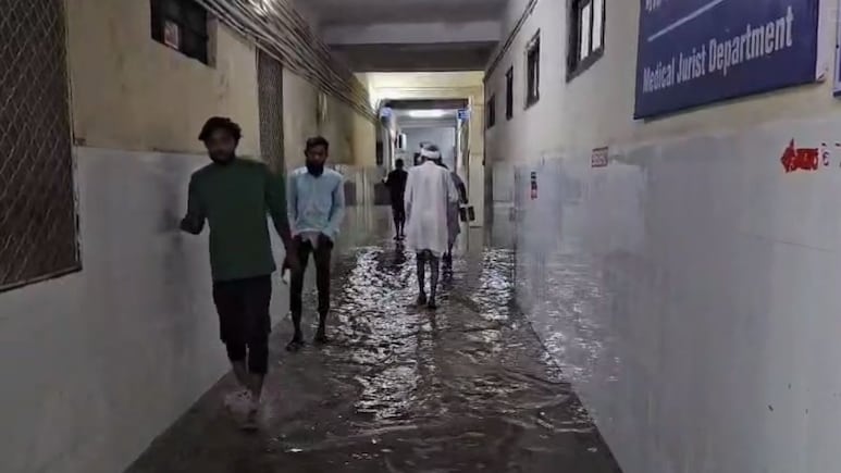 Rajasthan: भारी बारिश में अजमेर के जेएलएन अस्पताल का ड्रेनेज सिस्टम कोलैप्स, मरीजों को बेड तक ले जाना हुआ मुश्किल
