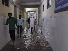 Rajasthan: भारी बारिश में अजमेर के जेएलएन अस्पताल का ड्रेनेज सिस्टम कोलैप्स, मरीजों को बेड तक ले जाना हुआ मुश्किल Rajasthan: भारी बारिश में अजमेर के जेएलएन अस्पताल का ड्रेनेज सिस्टम कोलैप्स, मरीजों को बेड तक ले जाना हुआ मुश्किल