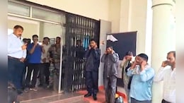 कलेक्टर ने कान पकड़वाकर कर्मचारियों को दी सजा, मामला बना सियासी मुद्दा; कांग्रेस ने कहा तालिबानी रवैया