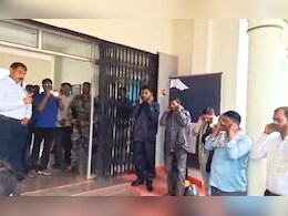 कलेक्टर ने कान पकड़वाकर कर्मचारियों को दी सजा, मामला बना सियासी मुद्दा; कांग्रेस ने कहा तालिबानी रवैया