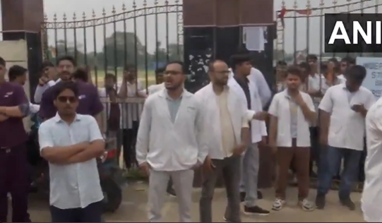 पटना वेटरनरी कॉलेज में छात्रों का विरोध प्रदर्शन, कल हुई गोलीबारी के बाद कर रहे सुरक्षा की मांग