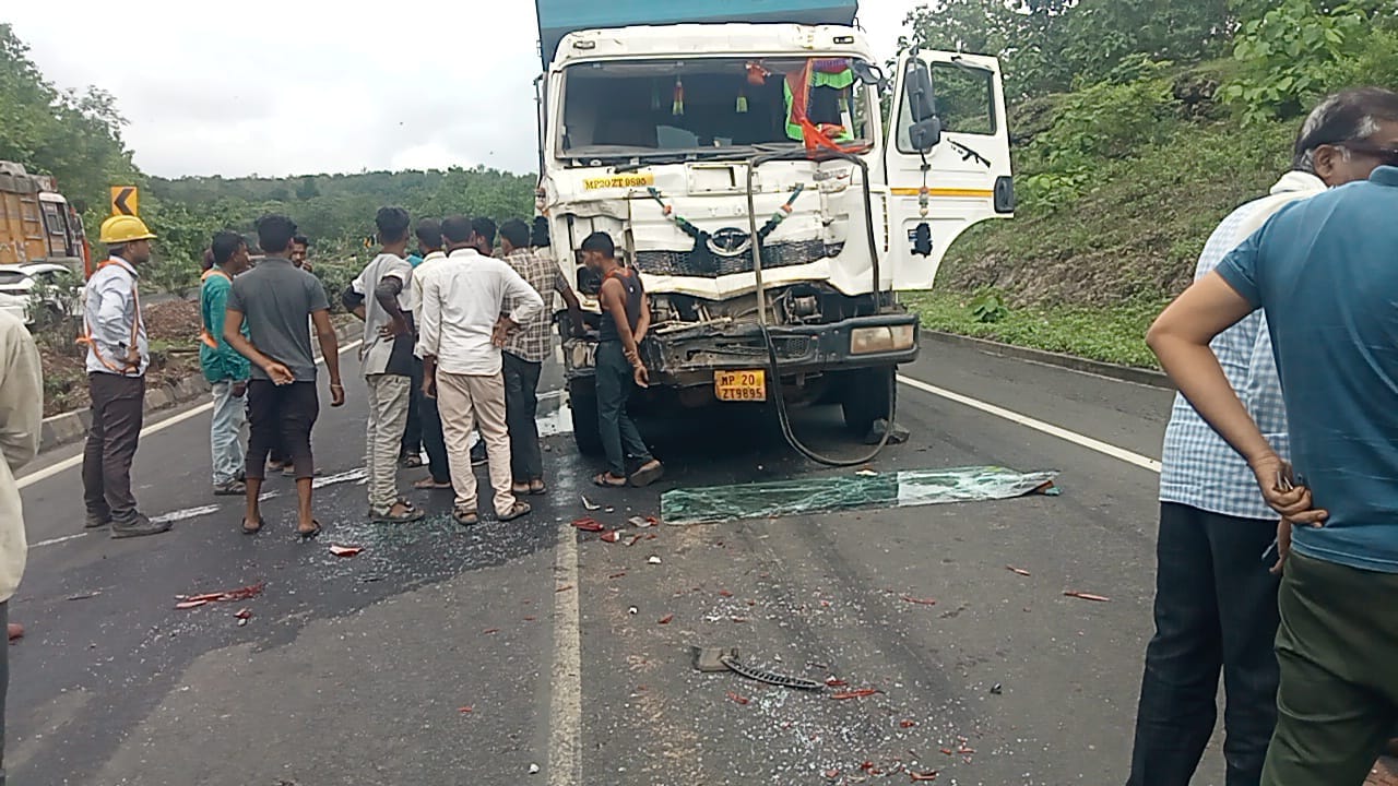 भीषण सड़क हादसे में दो युवकों की मौत भीषण सड़क हादसे में दो युवकों की मौत