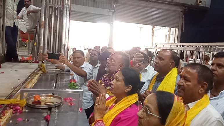 Khatushyamji: खाटूश्यामजी के दरबार पहुंचे मंत्री हीरालाल नागर, झालावाड़ स्कूल हादसे पर भी व्यक्त किया शोक
