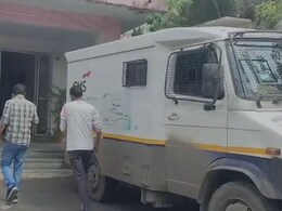 उदयपुर के गोगुंदा टोल प्लाजा पर पुलिस ने जब्त की 1100 किलो चांदी, गुजरात से जयपुर लाई जा रही थी उदयपुर के गोगुंदा टोल प्लाजा पर पुलिस ने जब्त की 1100 किलो चांदी, गुजरात से जयपुर लाई जा रही थी