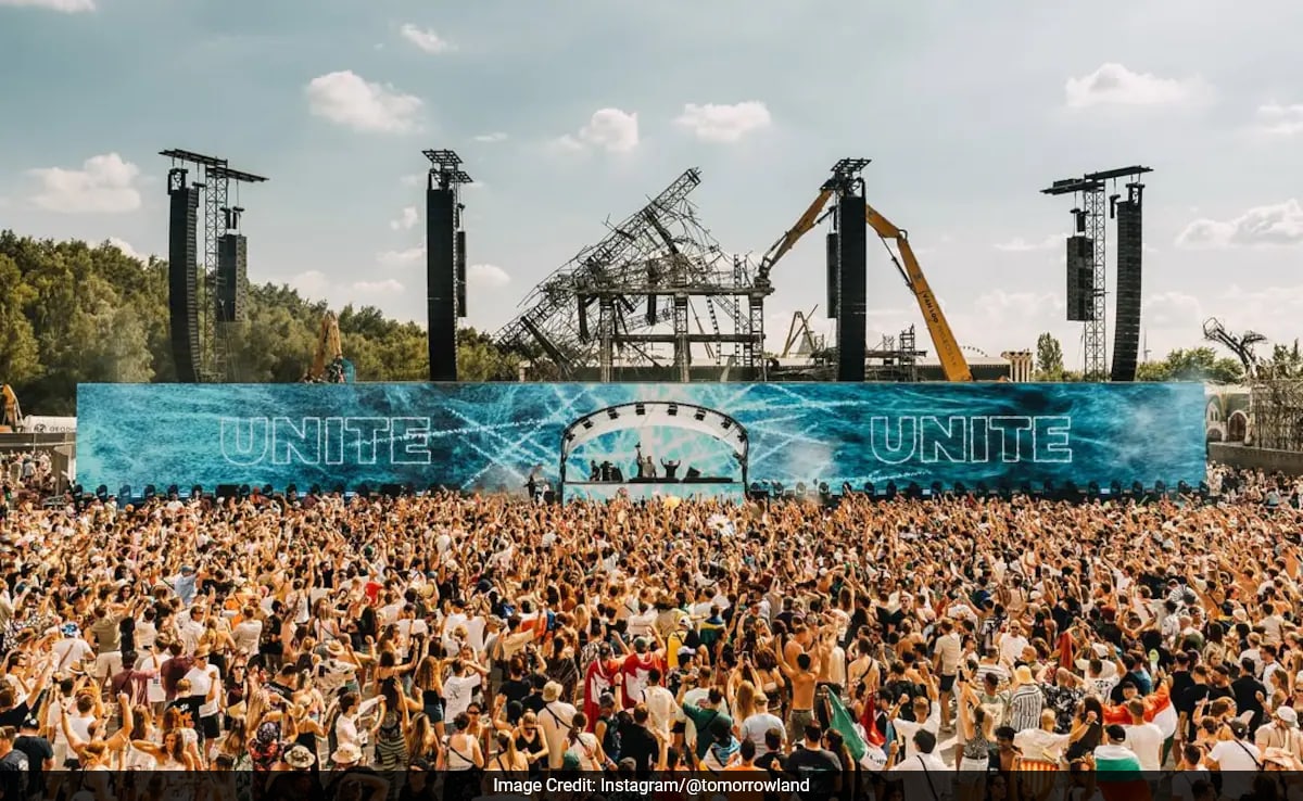 „Толкова вдъхновяващо“: обновената сцена на Tomorrowland на фона на кранове, отломки Wows Internet 
