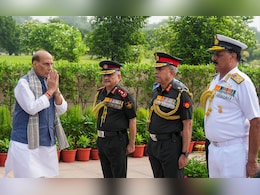 रक्षा मंत्री राजनाथ सिंह और सेना प्रमुख ने कारगिल के वीरों को श्रद्धांजलि दी रक्षा मंत्री राजनाथ सिंह और सेना प्रमुख ने कारगिल के वीरों को श्रद्धांजलि दी