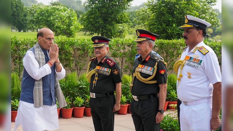 रक्षा मंत्री राजनाथ सिंह और सेना प्रमुख ने कारगिल के वीरों को श्रद्धांजलि दी रक्षा मंत्री राजनाथ सिंह और सेना प्रमुख ने कारगिल के वीरों को श्रद्धांजलि दी