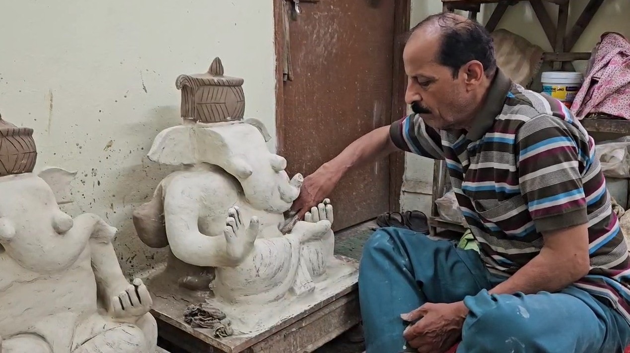 इंदौर के राज परिवार के लिए ये बनाते हैं खास मूर्तियां इंदौर के राज परिवार के लिए ये बनाते हैं खास मूर्तियां