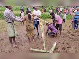 मोहब्बत की तालिबानी सजा, प्रेमी जोड़े से जानवरों जैसा बर्ताव, दोनों को हल से बांधकर खेत जुतवाया मोहब्बत की तालिबानी सजा, प्रेमी जोड़े से जानवरों जैसा बर्ताव, दोनों को हल से बांधकर खेत जुतवाया
